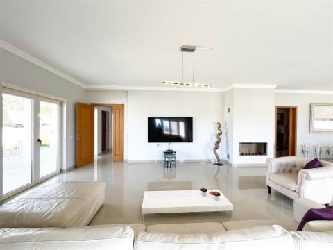 Villa na encosta da Orada em 1.000 m2 de área privada