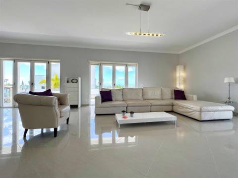 Villa na encosta da Orada em 1.000 m2 de área privada