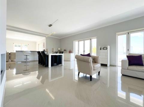Villa na encosta da Orada em 1.000 m2 de área privada