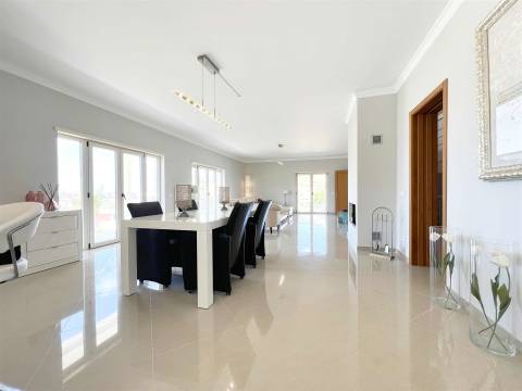 Villa na encosta da Orada em 1.000 m2 de área privada