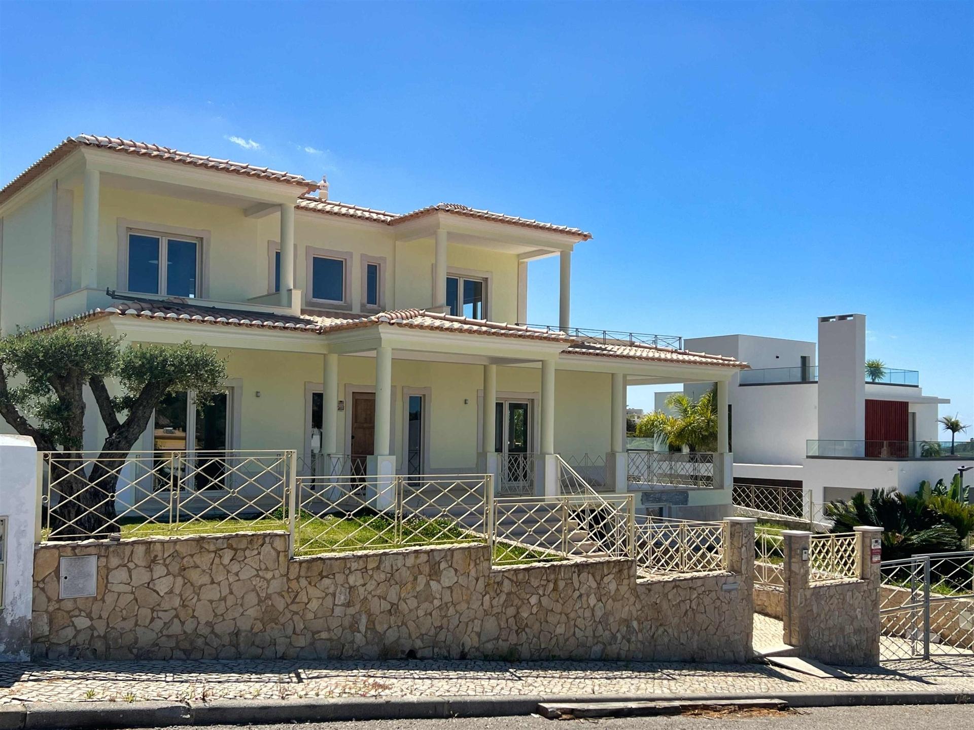 Villa na encosta da Orada em 1.000 m2 de área privada