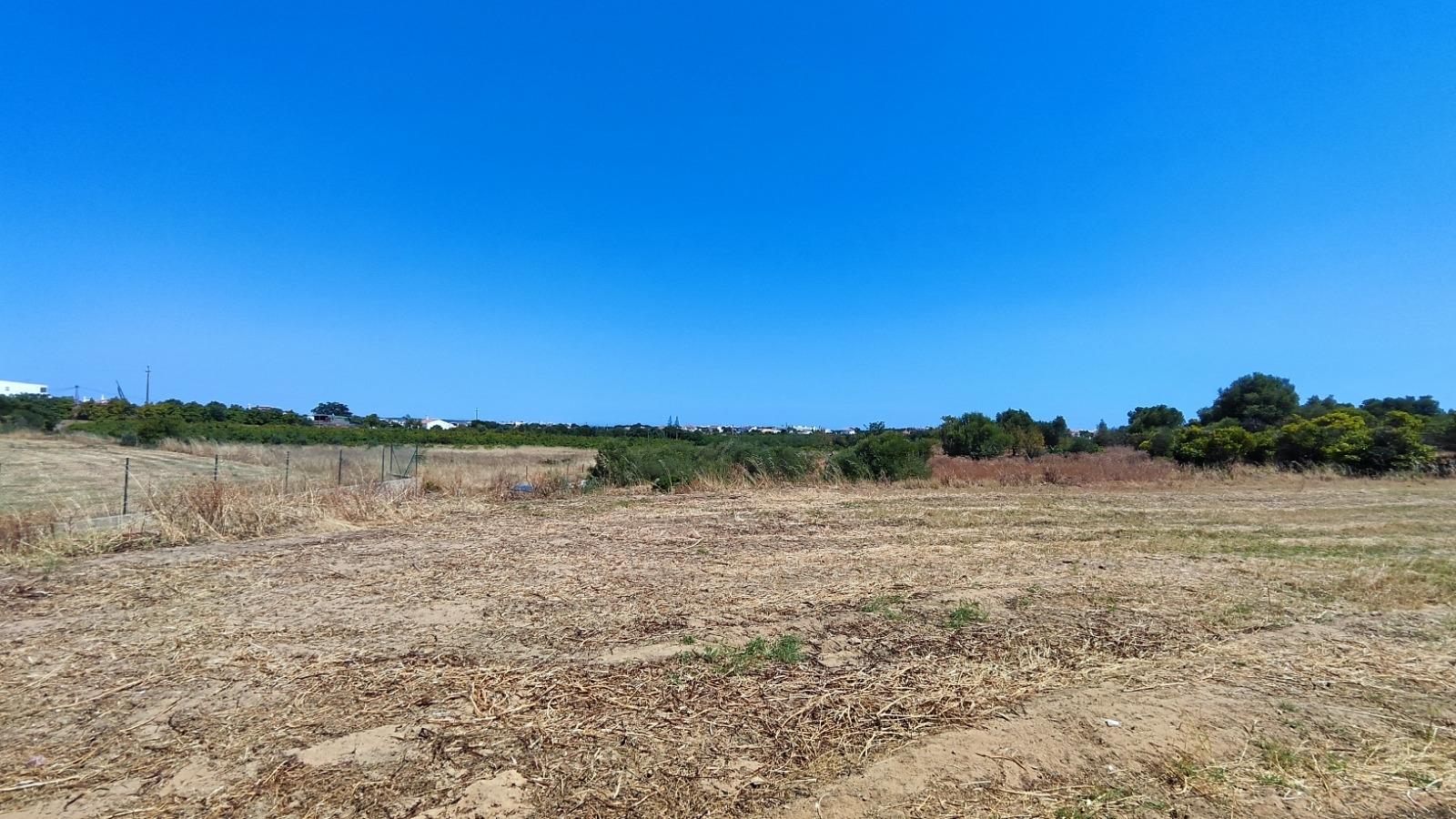 Terreno com Comunicação Prévia para Construção de 5 Moradias