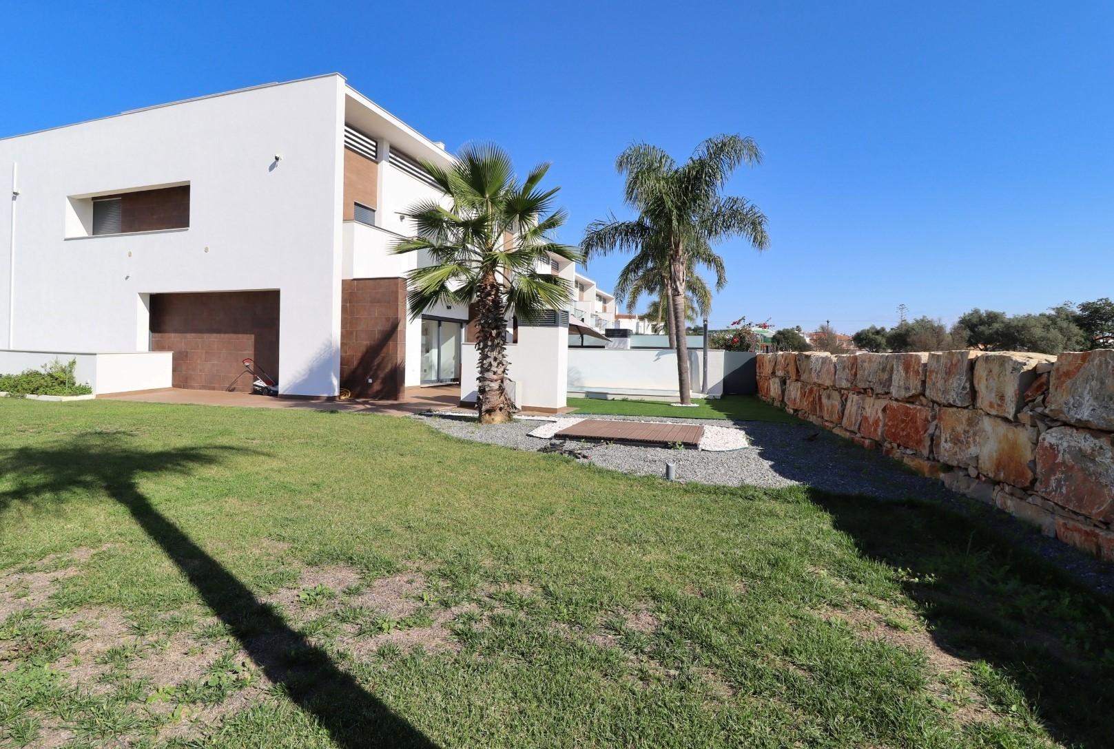 Luxuosa moradia com design moderno e com jardim de 418,4 m2