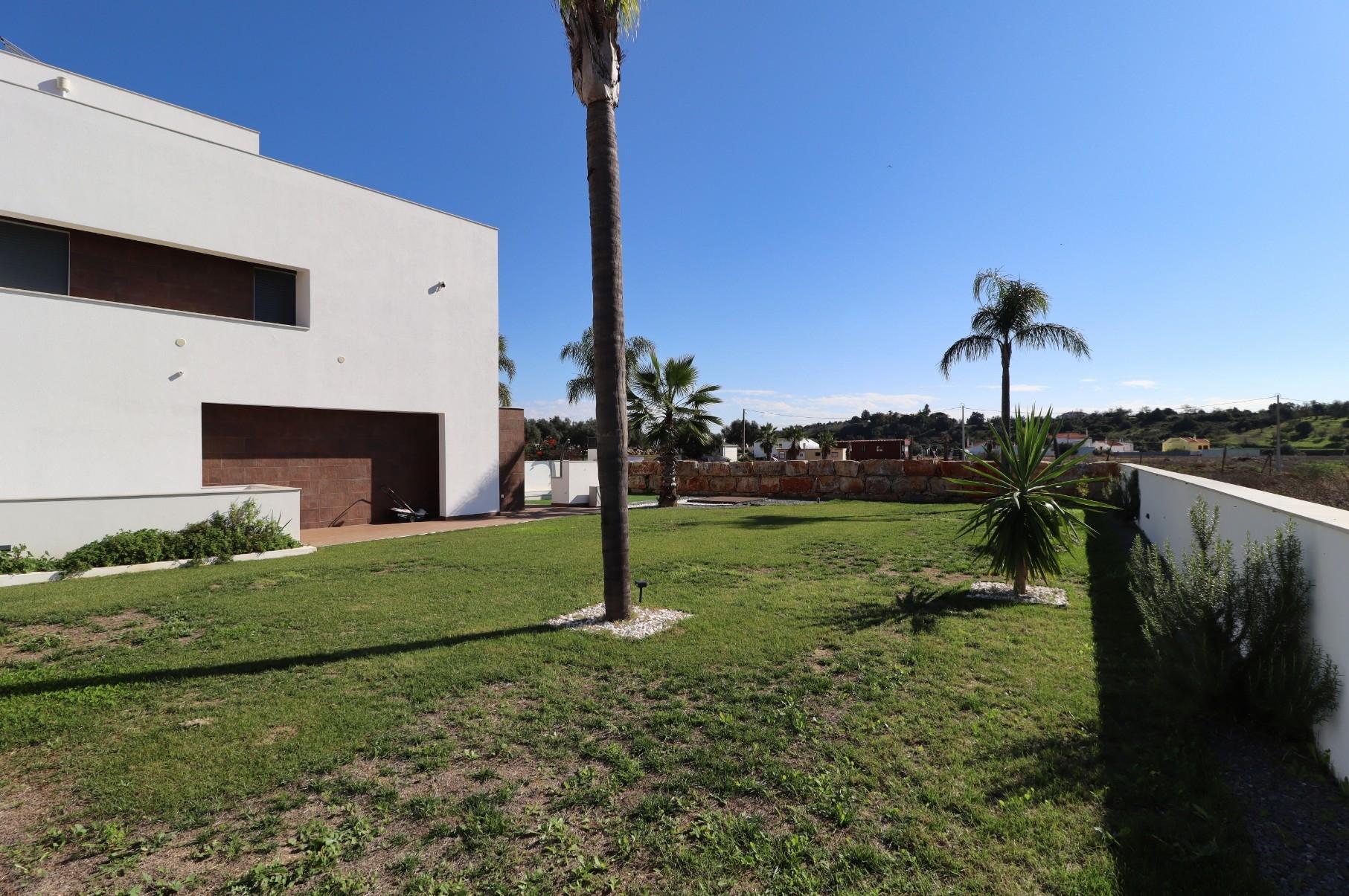 Luxuosa moradia com design moderno e com jardim de 418,4 m2