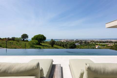 Vila de Luxo com Piscina Infinita e Incrível Vista-Mar