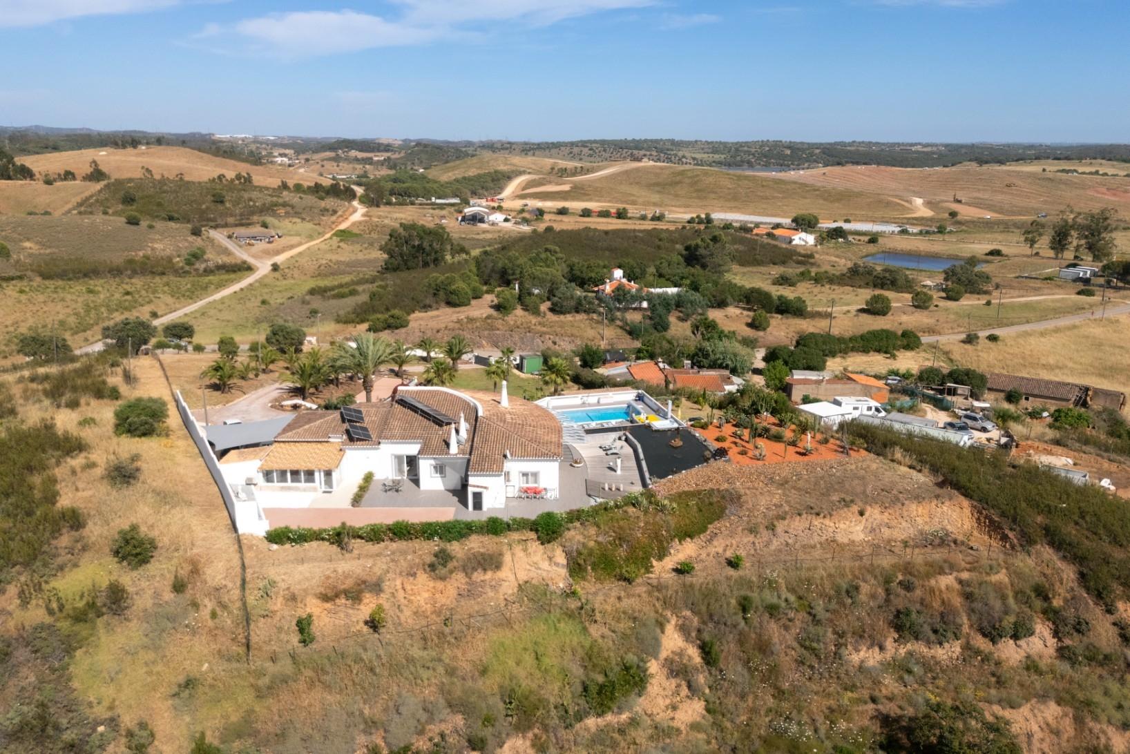 Moradia Isolada com Piscina, Lago Privado e Total Privacidade