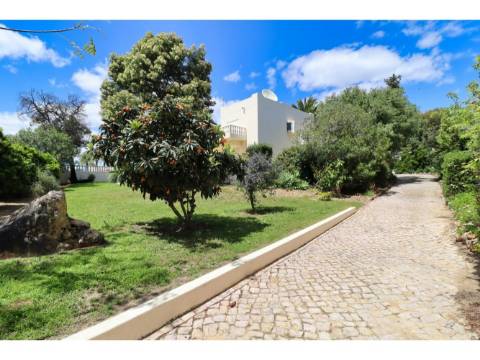 Villa privada com lote de 1.515 m2 a poucos minutos a pé da praia