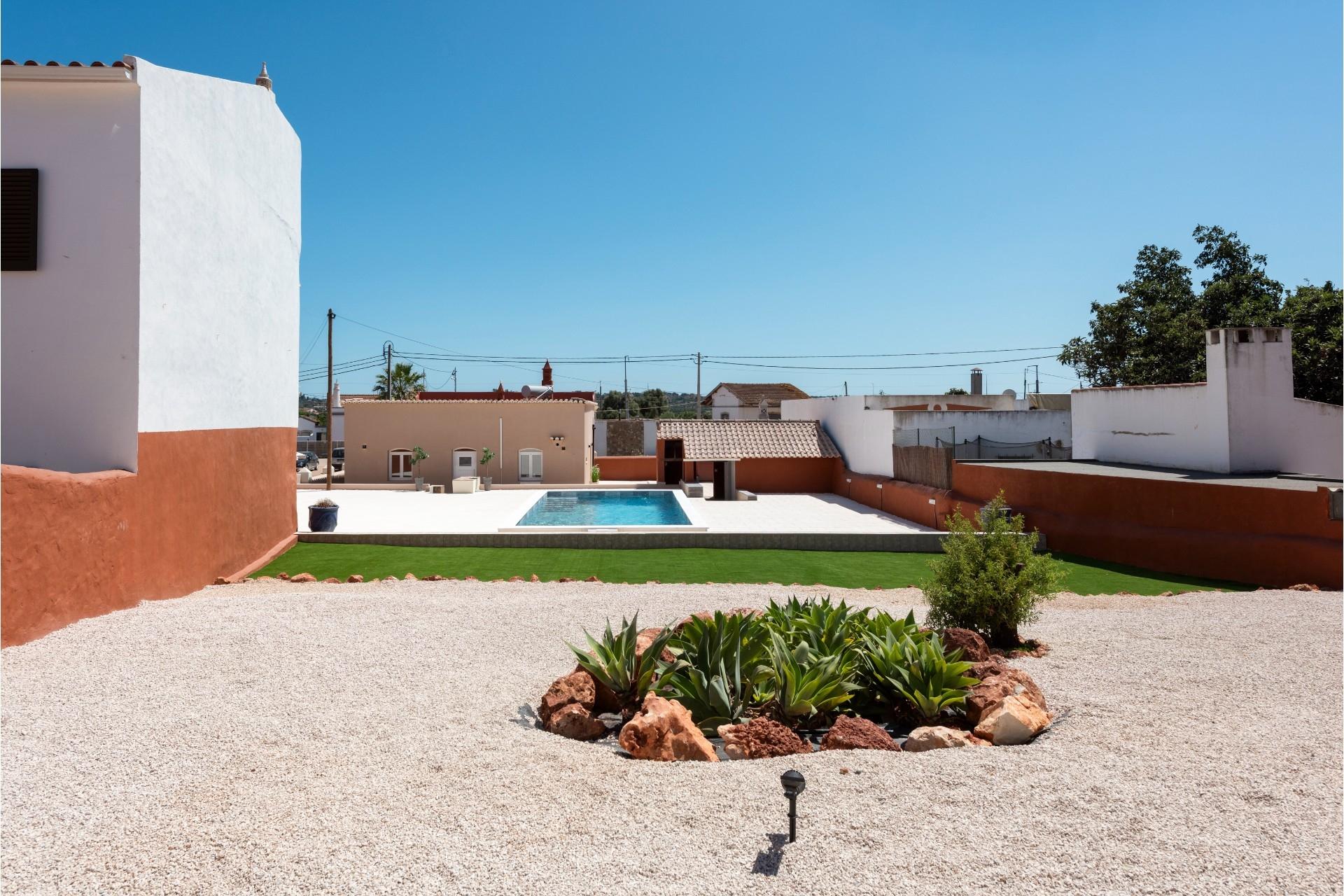 Totalmente Remodelada – Moradia T3 com Piscina, Jardim e terreno de 1.015m2