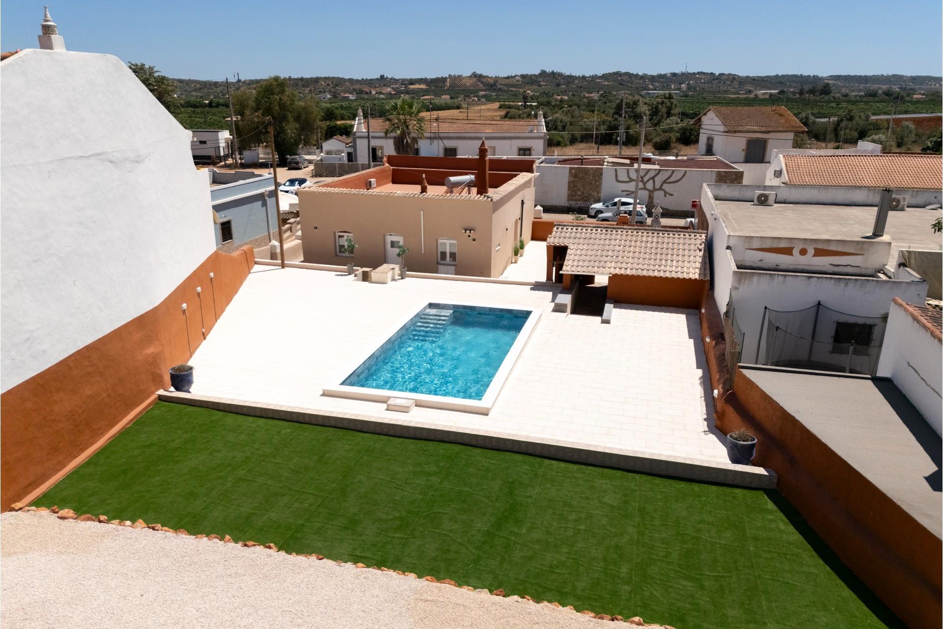 Totalmente Remodelada – Moradia T3 com Piscina, Jardim e terreno de 1.015m2