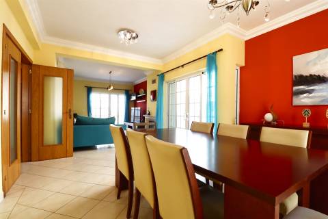 Moradia V3+1 Com Piscina e Garagem