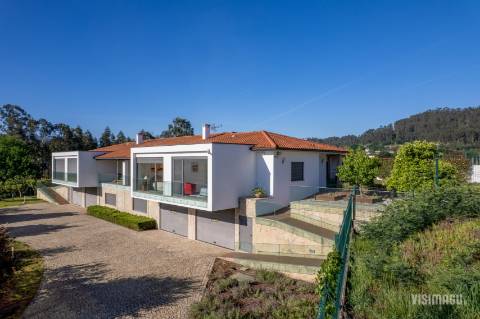 REFÚGIO CONTEMPORÂNEO NO ALTO MINHO ARCOS DE VALDEVEZ • PORTUGAL
