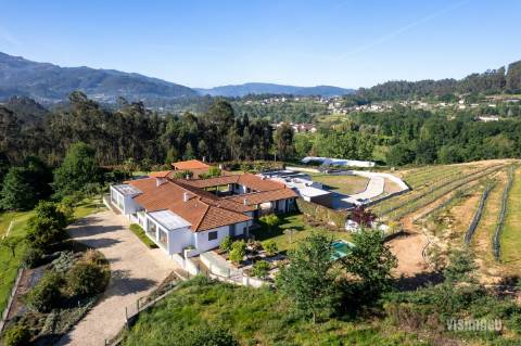 REFÚGIO CONTEMPORÂNEO NO ALTO MINHO ARCOS DE VALDEVEZ • PORTUGAL