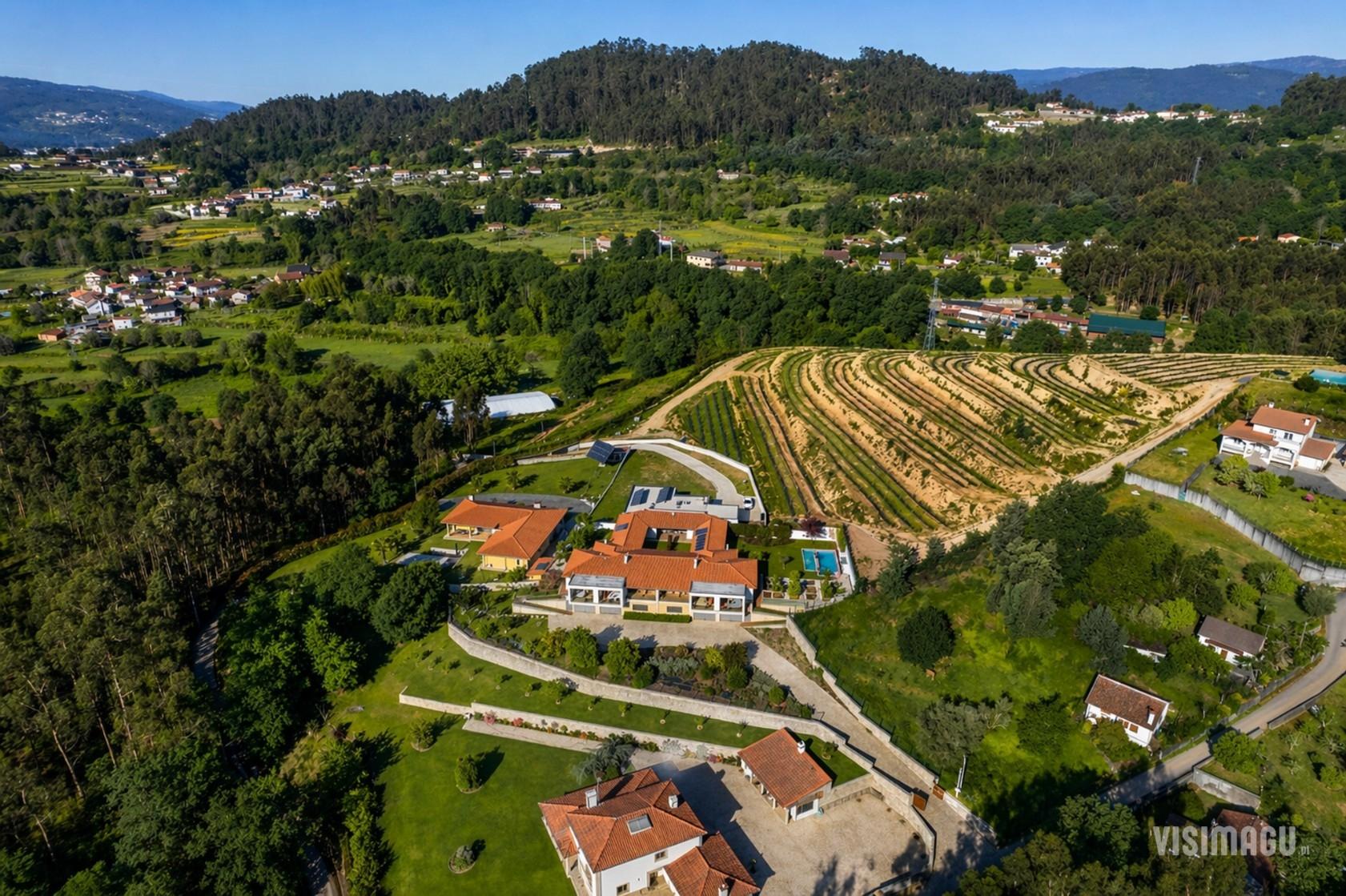REFÚGIO CONTEMPORÂNEO NO ALTO MINHO ARCOS DE VALDEVEZ • PORTUGAL