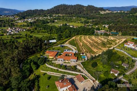 REFÚGIO CONTEMPORÂNEO NO ALTO MINHO ARCOS DE VALDEVEZ • PORTUGAL