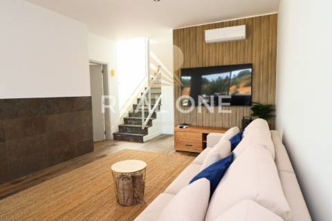 Moradia com terreno e vista mar em Patroves