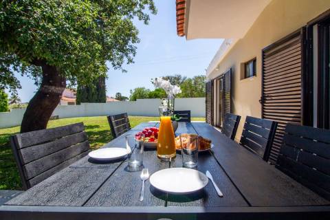 Villa Privada V4 em Lote de 1.404 m² – Vale Navio, Albufeira