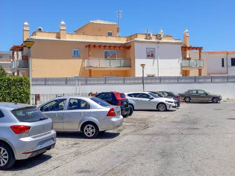 Prédio com 6 apartamentos a 600 metros da praia da Oura