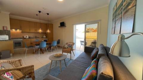 Prédio com 6 apartamentos a 600 metros da praia da Oura