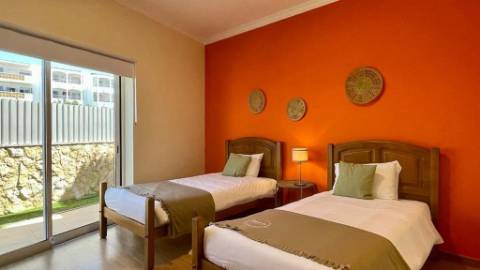 Prédio com 6 apartamentos a 600 metros da praia da Oura