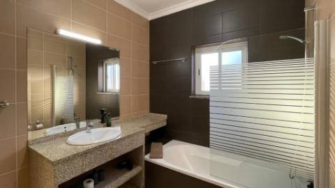 Prédio com 6 apartamentos a 600 metros da praia da Oura