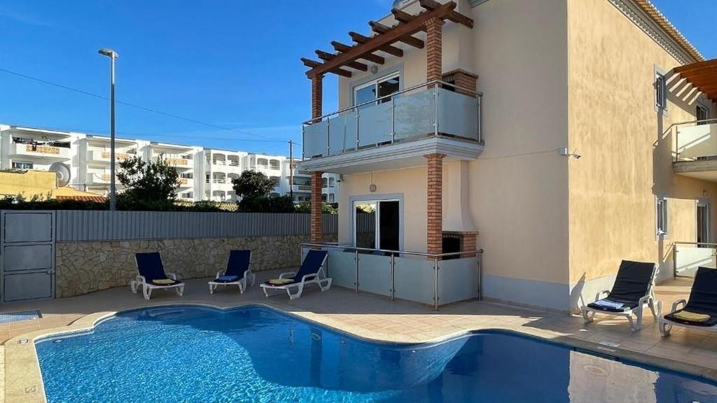 Prédio com 6 apartamentos a 600 metros da praia da Oura