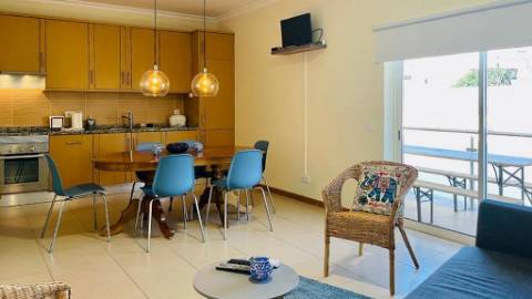 Prédio com 6 apartamentos a 600 metros da praia da Oura