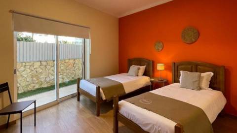 Prédio com 6 apartamentos a 600 metros da praia da Oura
