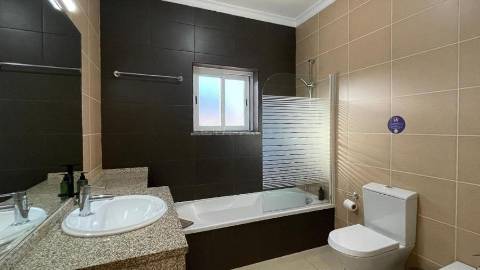 Prédio com 6 apartamentos a 600 metros da praia da Oura