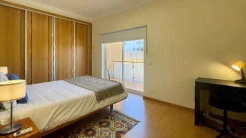 Prédio com 6 apartamentos a 600 metros da praia da Oura