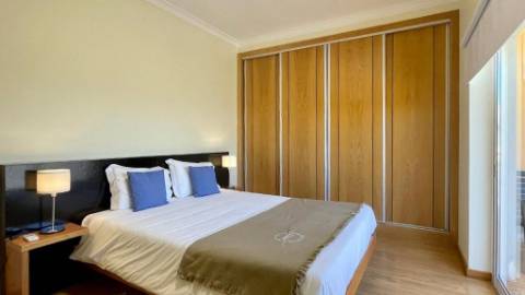 Prédio com 6 apartamentos a 600 metros da praia da Oura