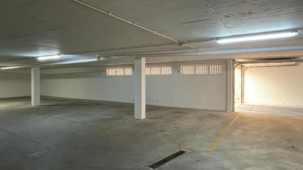 Prédio com 6 apartamentos a 600 metros da praia da Oura