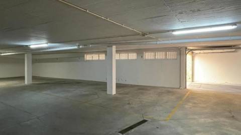 Prédio com 6 apartamentos a 600 metros da praia da Oura