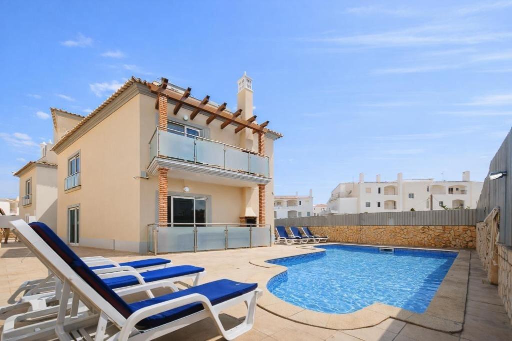 Prédio com 6 apartamentos a 600 metros da praia da Oura