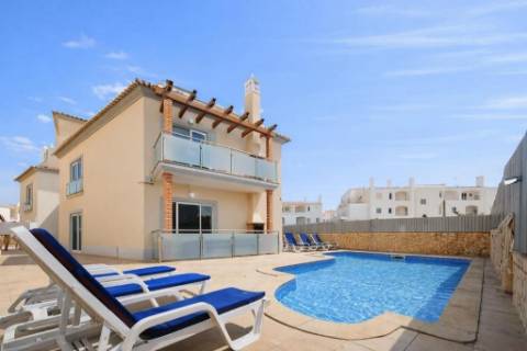 Prédio com 6 apartamentos a 600 metros da praia da Oura