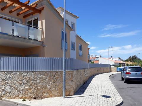 Prédio com 6 apartamentos a 600 metros da praia da Oura
