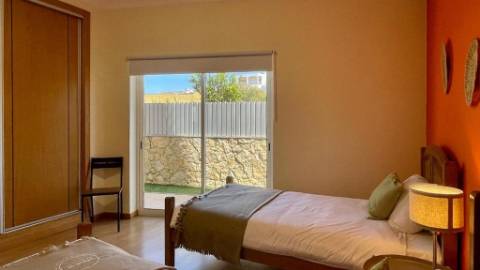 Condomínio privado com 6 apartamentos a 600 metros da praia da Oura