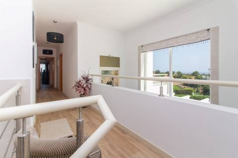 Exclusiva Moradia T4 com Piscina Aquecida e Vista Mar - Patroves