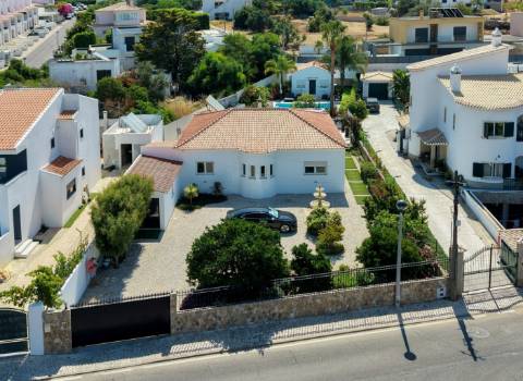Villa privada com 900 m2 de lote perto da praia