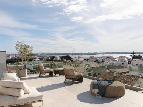 T4 Duplex Exclusivo na Praia da Barra | Terraço Panorâmico e Piscina Privativa