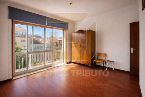 Apartamento T1 com Varanda | Excelente Exposição Solar | Localização Privilegiada