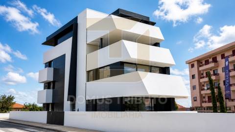 Apartamento T4 | 3.º Piso | 4 Frentes | Terraço e varanda com 48,40m² Garagem fechada (BOX) para 2 v