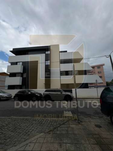 Apartamento T4 | 3.º Piso | 4 Frentes | Terraço e varanda com 48,40m² Garagem fechada (BOX) para 2 v