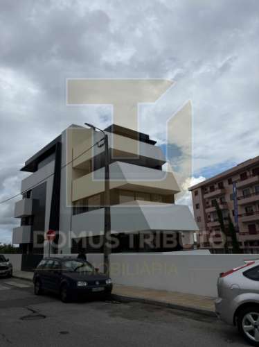 Apartamento T4 | 3.º Piso | 4 Frentes | Terraço e varanda com 48,40m² Garagem fechada (BOX) para 2 v