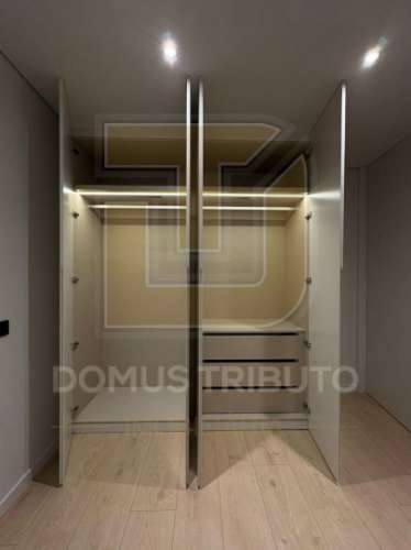 Apartamento T4 | 3.º Piso | 4 Frentes | Terraço e varanda com 48,40m² Garagem fechada (BOX) para 2 v