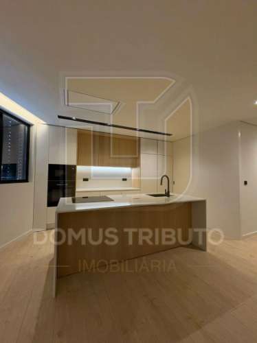 Apartamento T4 | 3.º Piso | 4 Frentes | Terraço e varanda com 48,40m² Garagem fechada (BOX) para 2 v