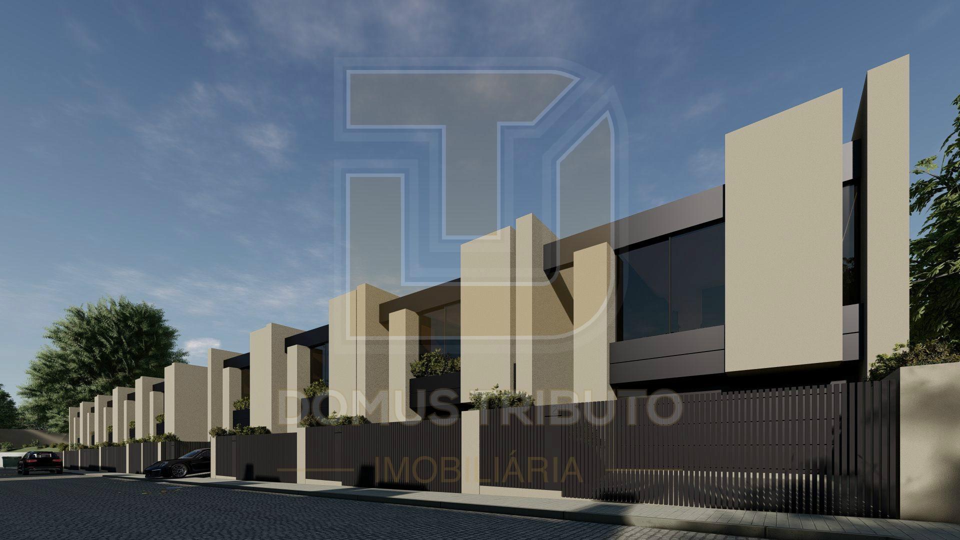 Moradia V3, 2 frentes, com 3 suítes, garagem fechada para 2 carros, varandas, terraços e jardim.