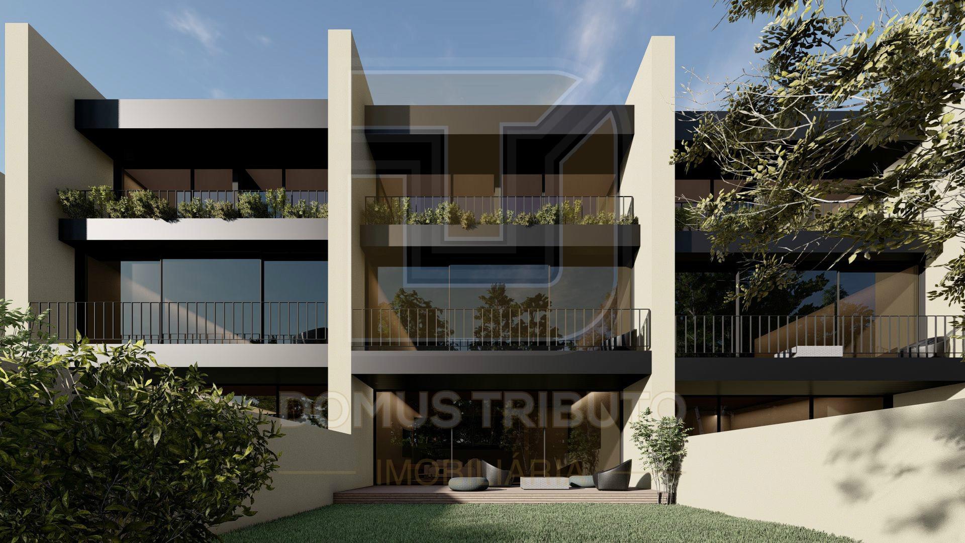 Moradia V3, 2 frentes, com 3 suítes, garagem fechada para 2 carros, varandas, terraços e jardim.