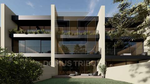 Moradia V3, 2 frentes, com 3 suítes, garagem fechada para 2 carros, varandas, terraços e jardim.