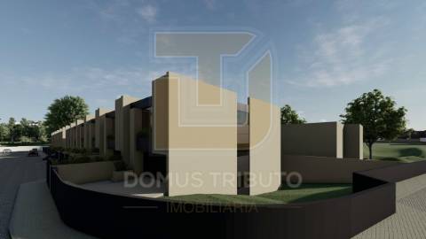 Moradia V3, 2 frentes, com 3 suítes, garagem fechada para 2 carros, varandas, terraços e jardim.