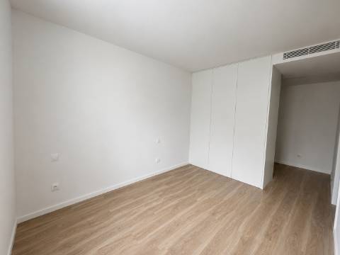 Apartamento T2 em construção, com Box junto ao Colégio Efanor, Matosinhos